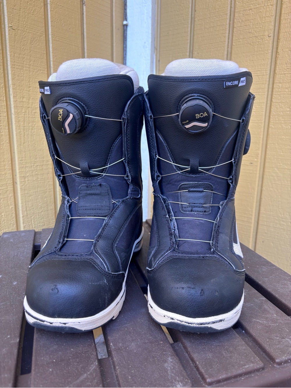 BOA Lace Vans Snowboard Boots in Black and White size women’s 8.5